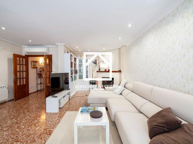 Piso en venta en Burjassot, El Castell. SE VENDE PISO DE 128,75 M2.CON PLAZA DE GARAJE.4 HABITACIONES.C MESTRO LOPE DE BURJASSOT. Pisos.