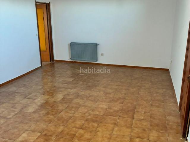 Piso en venta en Badajoz, Casco Antiguo. Amplio piso de 3 dormitorios con gran terraza junto al centro. Pisos.