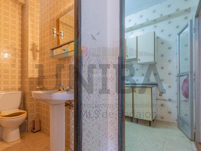 Piso en venta en Badajoz, Ciudad Jardín. Oportunidad en zona Antonio Domínguez vivienda para reformar y amplia cochera con gran potencial. Pisos.