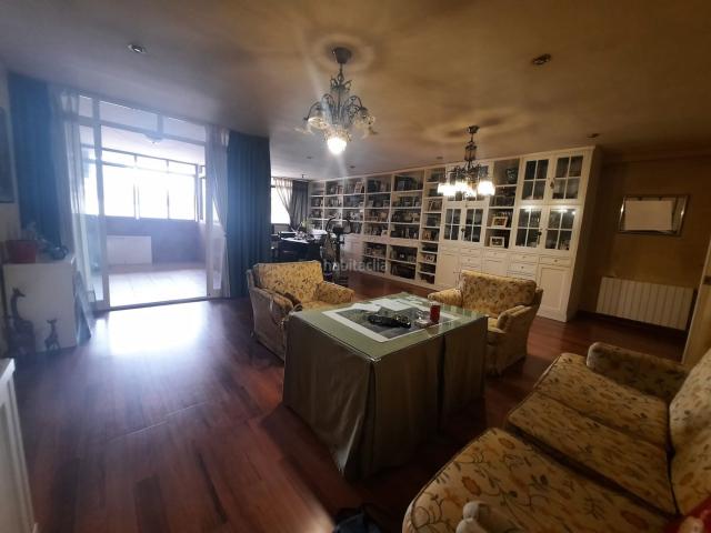 Piso en venta en Badajoz, Maria Auxiliadora Barriada de Llera. Amplia vivienda reformada de 184 m² en Ventas con terraza y 2 plazas de garaje. Pisos.