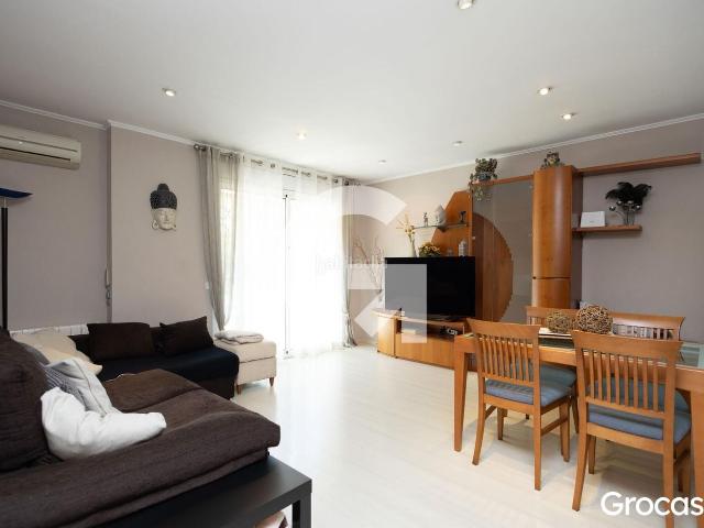 Piso en venta en Badalona, Montigalà. PARA ENTRAR A VIVIR CON ASCENSOR Y PARKING. Pisos.