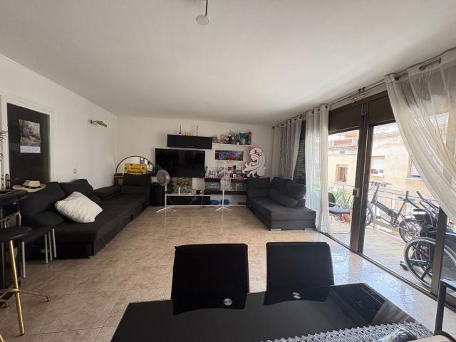 Piso en venta en Badalona, Artigues. PISO FAMILIAR CON 4 HABITACIONES LUMINOSA Y EN PERFECTO ESTADO. Pisos.