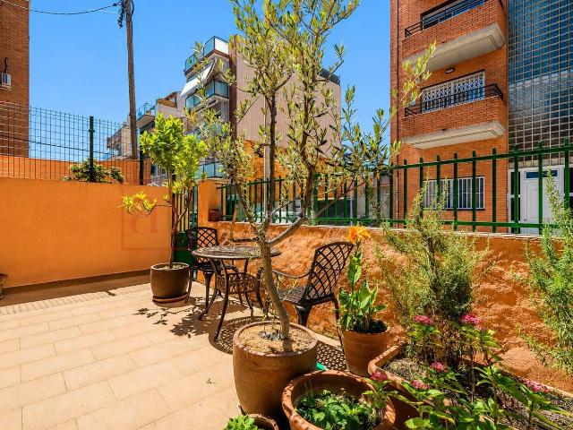 Piso en venta en Badalona, Bufalà. PISO LISTO PARA ENTRAR A VIVIR, TODO EXTERIOR EN TRANQUILA ZONA PEATONAL EN BADALONA. Pisos.