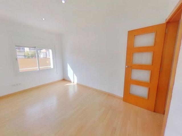 Piso en venta en Badalona, de 74 m² 3 habitaciones por 180.000