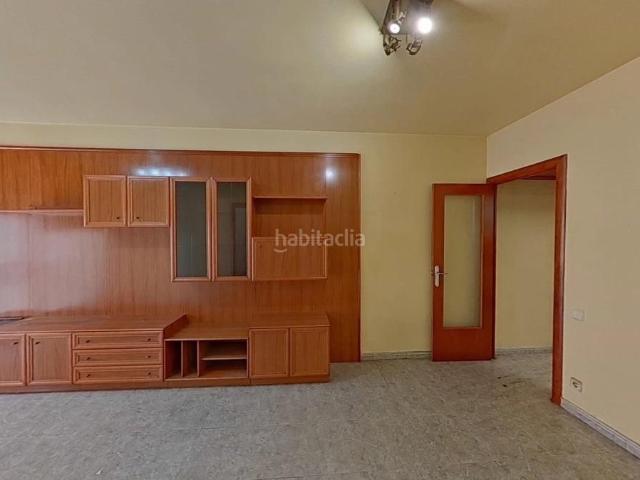 Piso en venta en Badalona, Gorg. PISO 4 HABITACIONES 93 M2, PLANTA 1, BALCÓN, PATIO, ASCENSOR, CARRER BALDOMER, ZONA PEP VENTURA, BADALONA. Pisos.