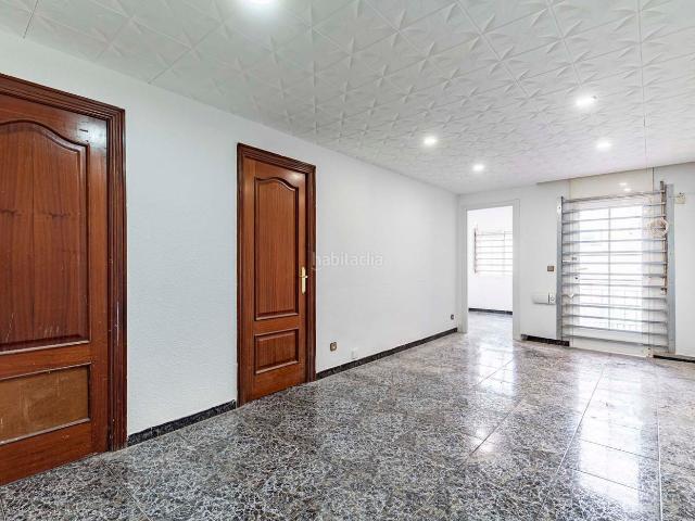 Piso en venta en Badalona, La Salut. Listo para entrar a vivir! Piso de 3 habitaciones con balcón y patio en Badalona Presentamos esta acogedora primera planta de 72. Pisos.