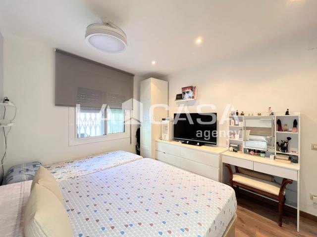 Piso en venta en Badalona, La Salut. Piso con terraza y balcón de 3 dormitorios en excelente estado. Pisos.
