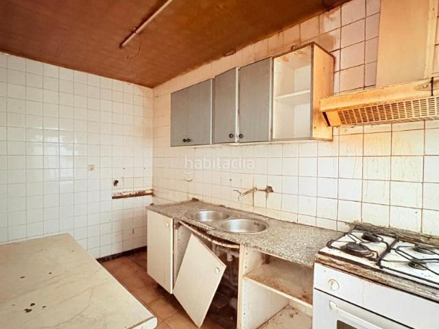 Piso en venta en Badalona, La Salut. Piso en Calle Nàpols Badalona a reformar. 56 m2, 3 habitaciones. Pisos.
