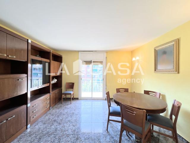 Piso en venta en Badalona, Llefià. Amplio piso de 92 m2 con ascensor en Av. Marquès de Sant Mori. Dispone de 3 habitaciones, balcón, doble orientación, galería y ba. Pisos.