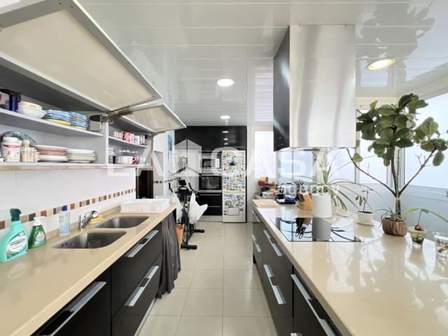 Piso en venta en Badalona, Llefià. Ático con terraza alquilado, ideal para inversores. Pisos.