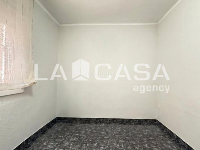 Piso en venta en Badalona, Llefià. Luminoso piso de 3 dormitorios con ascensor y balcón. Pisos.