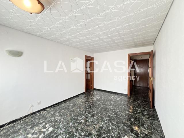 Piso en venta en Badalona, Llefià. LUMINOSO PISO DE 3 HABITACIONES CON ASCENSOR EN AV. SANT MORI BADALONAFinca con ascensor3 habitacionesPara entrar a vivir. Pisos.