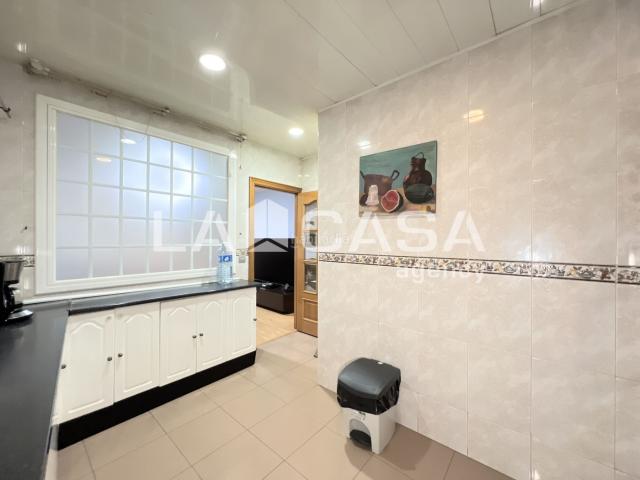 Piso en venta en Badalona, Llefià. OPORTUNIDAD AMPLIO PISO PARA ENTRAR A VIVIR. Pisos.