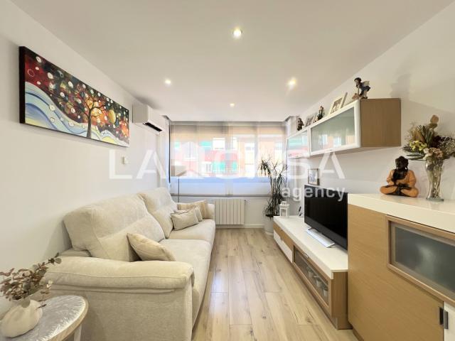 Piso en venta en Badalona, Llefià. Piso a la venta en Calle Atlantida. Pisos.