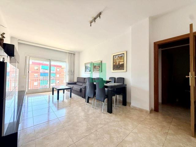 Piso en venta en Badalona, Llefià. Piso alto de 3 habitaciones, balcón y ascensor en Badalona. Pisos.