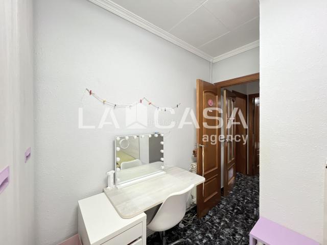 Piso en venta en Badalona, Llefià. Piso de 3 habitaciones listo para entrar a vivir en Llefià. Pisos.
