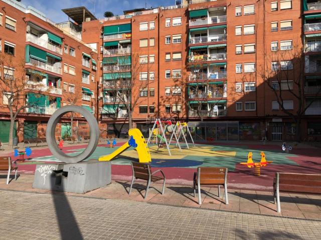 Piso en venta en Badalona, Llefià. Bonito piso exterior reformado en 2ª planta Ideal inversores. Pisos.