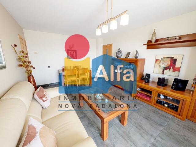 Piso en venta en Badalona, Lloreda. Pisazo de 100m2 con 4 habitaciones y Parking Zona Privada Residencial. Vistas Espectaculares. Pisos.