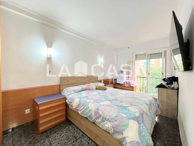 Piso en venta en Badalona, Lloreda. Te presentamos este fantástico piso reformado y listo para entrar a vivir, situado en una 3ª planta con ascensor, en la demandada. Pisos.