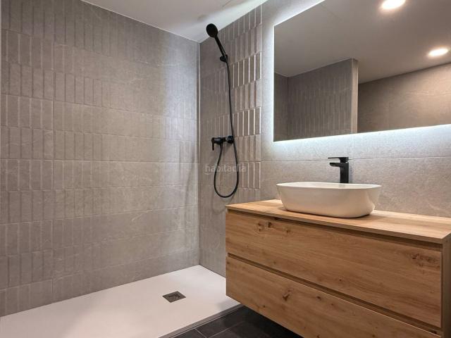 Piso en venta en Badalona, Progrés Pep Ventura. Preciosa vivienda en Calle de la República Portuguesa de Badalona. Con entrada independiente y amplia terraza. Pisos.