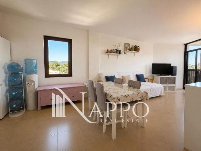 Piso en venta en Baleares Calvià, Costa de la Calma. Luminoso apartamento con terraza y vistas a la montaña en Santa Ponsa. Pisos.