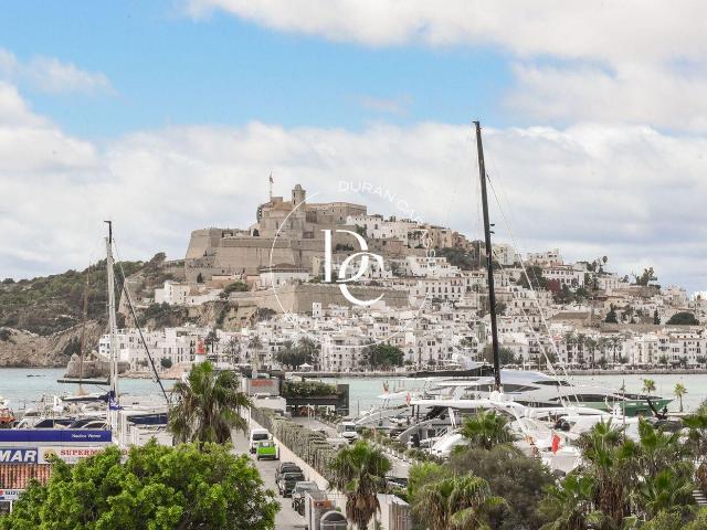 Piso en venta en Baleares Ibiza, Marina Botafoc Talamanca. Piso de lujo de 321 m2 con piscina, vistas y terraza en venta en Marina Botafoc Talamanca, Eivissa. Pisos.
