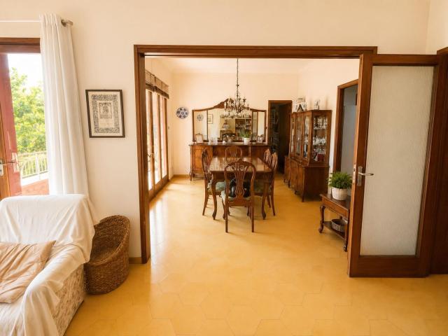 Piso en venta en Baleares Palma de Mallorca, Bons Aires. Amplia vivienda con gran potencial de reforma en Avenidas, junto a Blanquerna. Pisos Palma de.