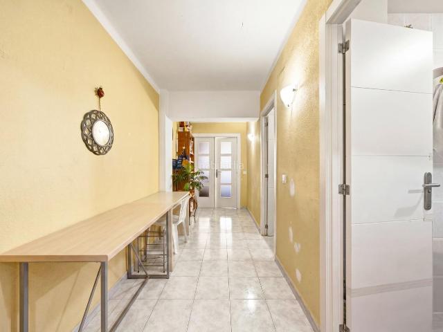 Piso en venta en Baleares Palma de Mallorca, Pere Garau. Piso ALQUILADO con ascensor en finca cuidada, muy próximo al centro de Palma Pere Garau. Pisos Palma de.