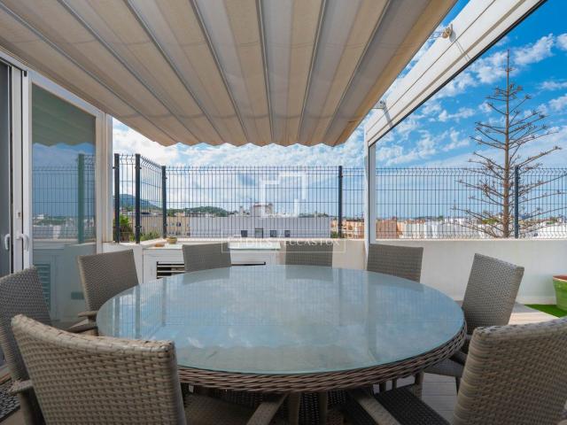 Piso en venta en Baleares Santa Eulària, Jesús. Ático único con rooftop privado y espacios multifuncionales en Jesús. Pisos Santa.