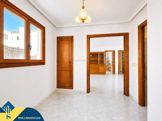 Piso en venta en Baleares Santa Eulària, Santa Eulària des Riu. Apartamento para reformar con piscina comunitaria, Islas Baleares, Ibiza. 4 habitaciones 146 m² A 350 metros del mar. Pisos Santa.