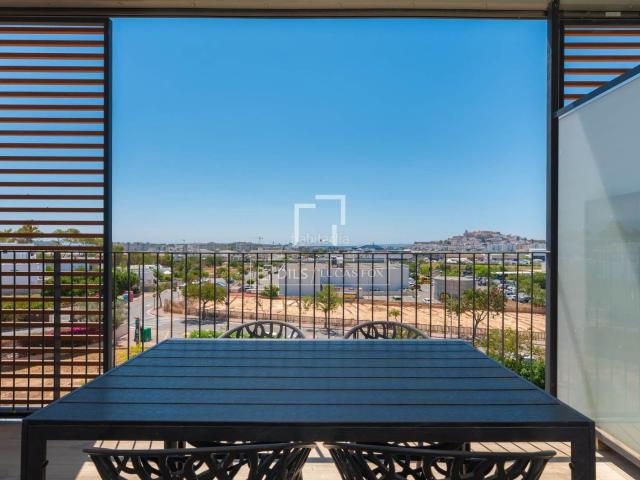 Piso en venta en Baleares Santa Eulària, Puig d´en Valls. Exclusivo ático de lujo con solárium privado, gran terraza, garaje y piscina en Puig den Valls, Ibiza. Pisos Santa.