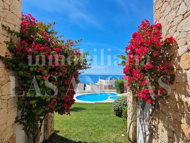 Piso en venta en Baleares Santa Eulària, Roca Llisa. Soleado piso estilo loft con terraza orientación sur y maravillosas vistas al mar. Pisos Santa.