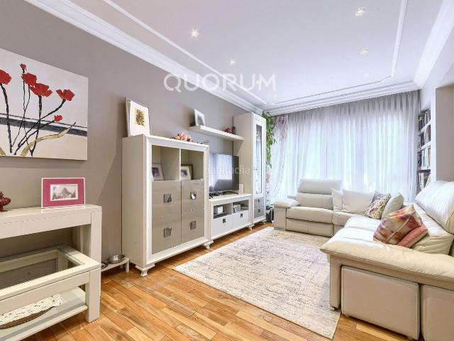 Piso en venta en Basauri, Centro Ariz Uribarri. Amplio Piso Para Entrar a Vivir De 3 Dormitorios y 2 Baños Con Ascensor Cota Cero y Balcón y Opción de Garaje y Trastero En Zona A. Pisos.