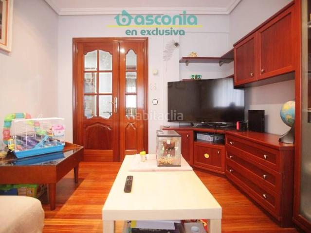 Piso en venta en Basauri, Kalero Basozelai. Inmobiliaria Basconia gestiona la venta de vivienda para entrar a vivir con 4 dormitorios y balcón. Pisos.