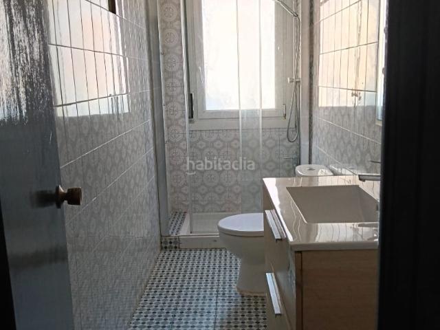 Piso en venta en Barakaldo, Arteagabeitia Retuerto Kareaga. Amplio piso exterior de 4 habitaciones con ascensor y portal reformado en Baracaldo. Pisos.