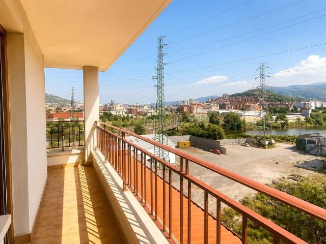 Piso en venta en Barakaldo, Burtzeña. Espectacular ático de 4 habitaciones con terraza, garaje doble y trastero en Barakaldo. Pisos.