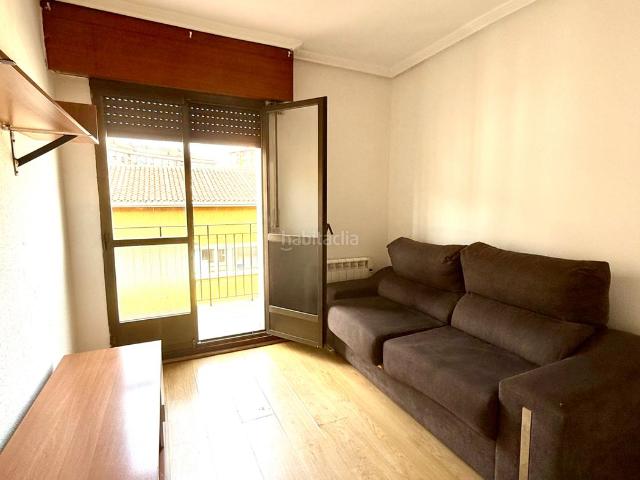 Piso en venta en Barakaldo, Centro. Piso semi exterior de 70 m, en pleno centro, calle Autonomia. Tres habitaciones, cocina, sala, baño y balcón. Pisos.