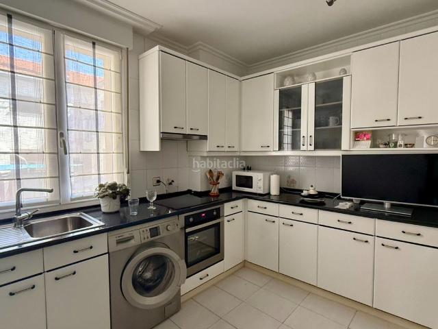 Piso en venta en Barakaldo, Centro. Piso semi exterior,79 m, céntrico, ascensor. tres habitaciones, salón, cocina, baño y balcón. gas natural. Pisos.
