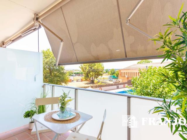 Piso en venta en Barberà del Vallès, Parc Central. VIVIENDA de 84 m2, ORIENTADO AL SUROESTE, con VISTAS a zona comunitaria ajardinada, PARKING y PISCINA. Pisos Barberà del.