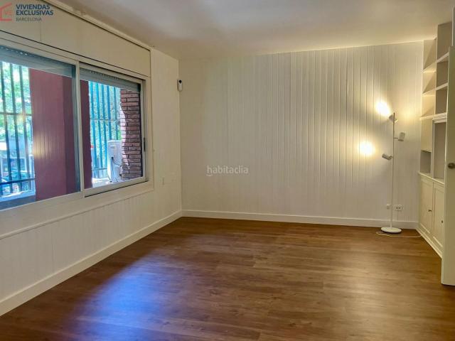 Piso en venta en Barcelona, Tres Torres. Elegancia funcional y doble acceso residencial con parking y Trastero. Pisos.