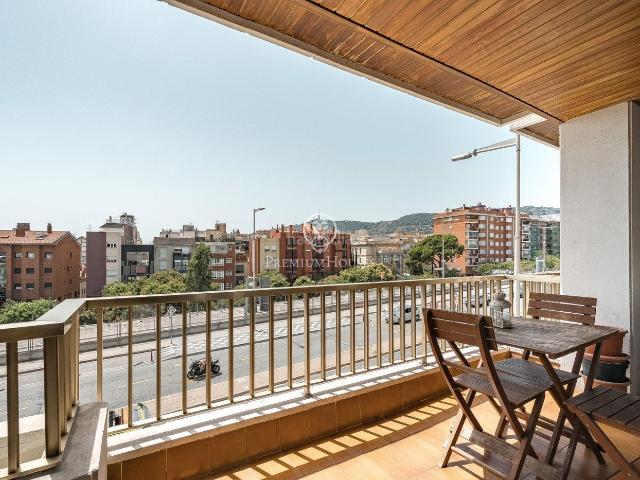 Piso en venta en Barcelona, Tres Torres. Exclusivo piso de 118 m2 con balcón sur, chimenea y 2 parkings en Vía Augusta. Pisos.