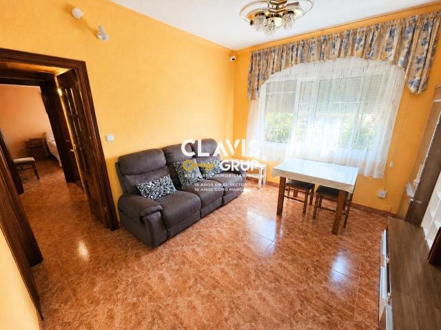 Piso en venta en Barcelona, Trinitat Nova. ASCENSOR EXTERIOR PARA ENTRAR A VIVIR LUMINOSO. Pisos.