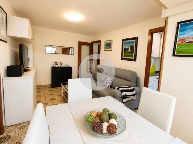 Piso en venta en Barcelona, Trinitat Nova. Piso luminoso y práctico en Via Favència 2 habitaciones, exterior. Pisos.