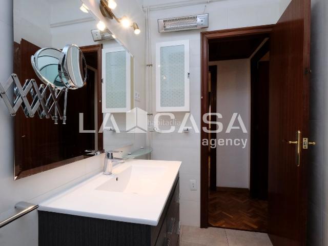 Piso en venta en Barcelona, Turó de la Peira. ASCENSOR TRES HABITACIONES. Pisos.