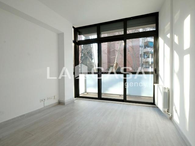 Piso en venta en Barcelona, Turó de la Peira. FINCA DEL 2008 2 HABITACIONES Y DOS BAÑOS COMPLETOS. Pisos.