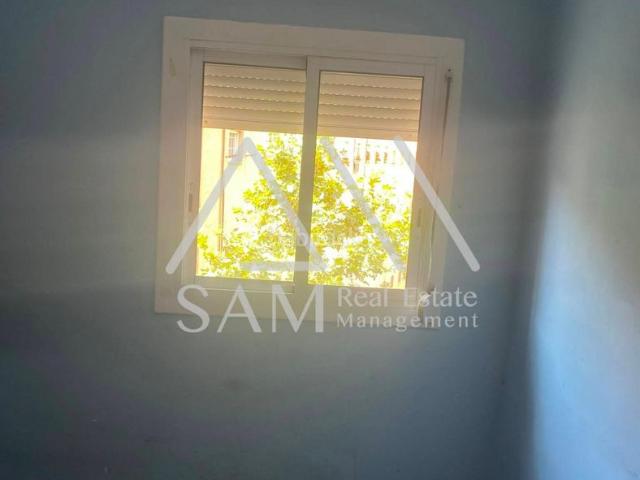 Piso en venta en Barcelona, Turó de la Peira. Luminoso piso exterior con gran potencial en Vilapiscina, Barcelona. Pisos.