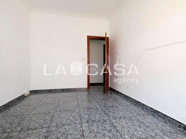 Piso en venta en Barcelona, Turó de la Peira. Piso en venta en Calle del Doctor Pi i Molist. Pisos.