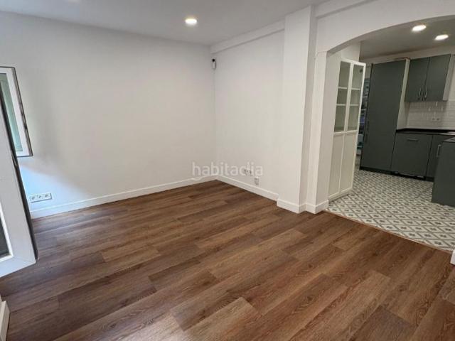 Piso en venta en Barcelona, Turó de la Peira. Piso luminoso de 61 m² en Calle del Cadí, ubicado en una zona tranquila y familiar de Can Peguera El Turó de la Peira. Pisos.