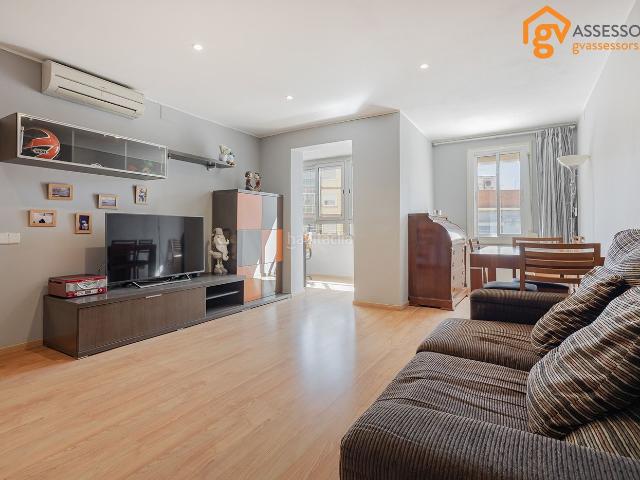 Piso en venta en Barcelona, Turó de la Peira. TODO REFORMADO, 2 HAB Y ASCENSOR. Pisos.