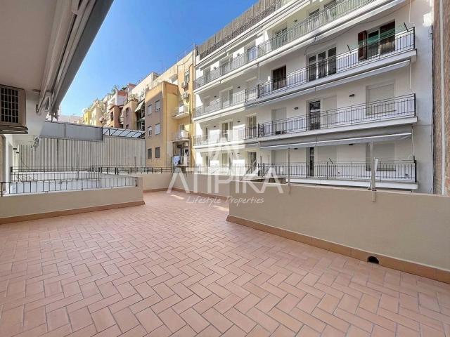 Piso en venta en Barcelona, Vallcarca Penitents. Piso en venta de 4 habitaciones a reformar junto a Plaça dAlfons Comín. Pisos.
